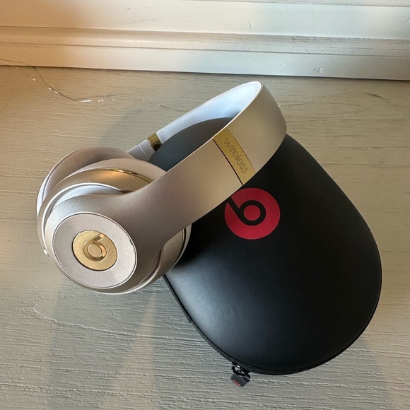 Beats Solo 3 Wireless Headphones - Gold - Picture 3 of 10